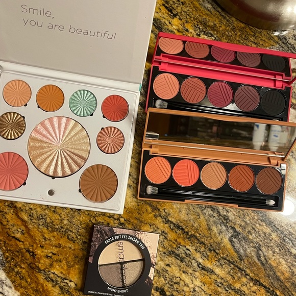 Eyeshadow Bundle. - Picture 6 of 7